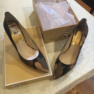 Michael Kors Camo pumps